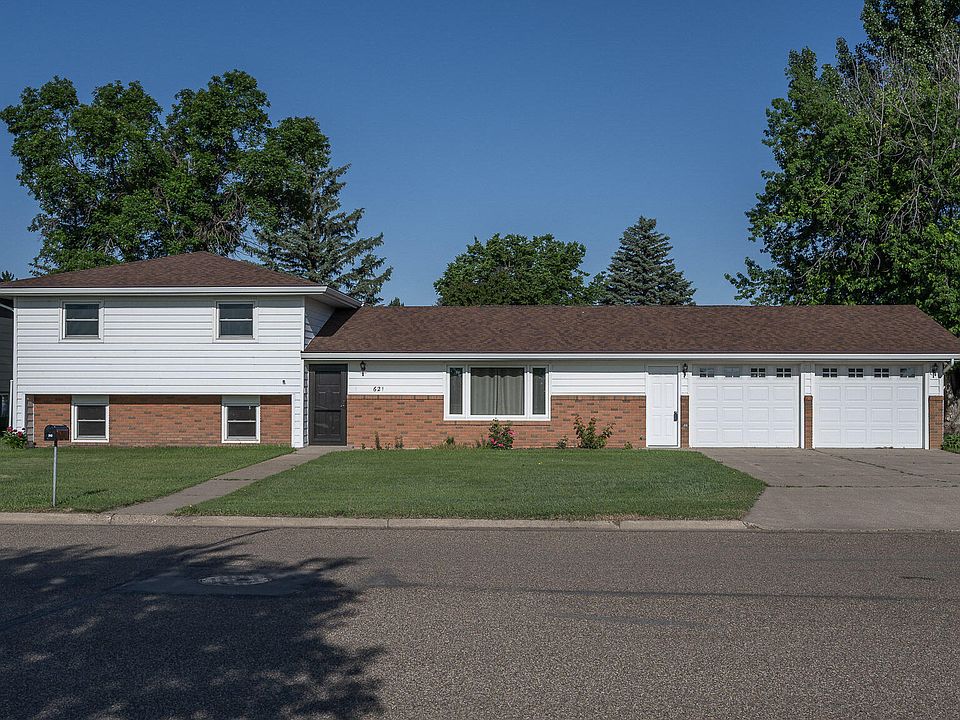 1st image of 621 8th Ave NE