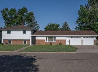 621 8th Ave NE, Hazen, ND 58545