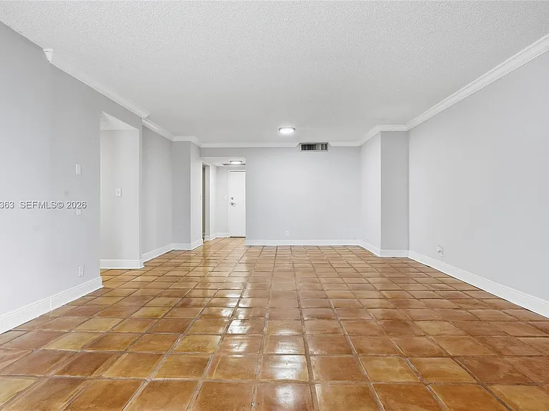 2500 Parkview Dr #415 — Photo 4