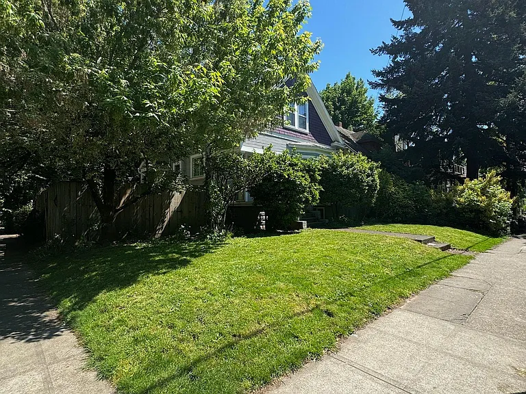 634 NE 28th Ave — Photo 3