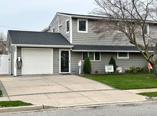 86 Bloomingdale Rd, Levittown, NY 11756