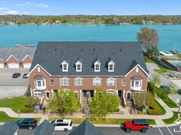 2767 Riverside Dr, Trenton, MI 48183
