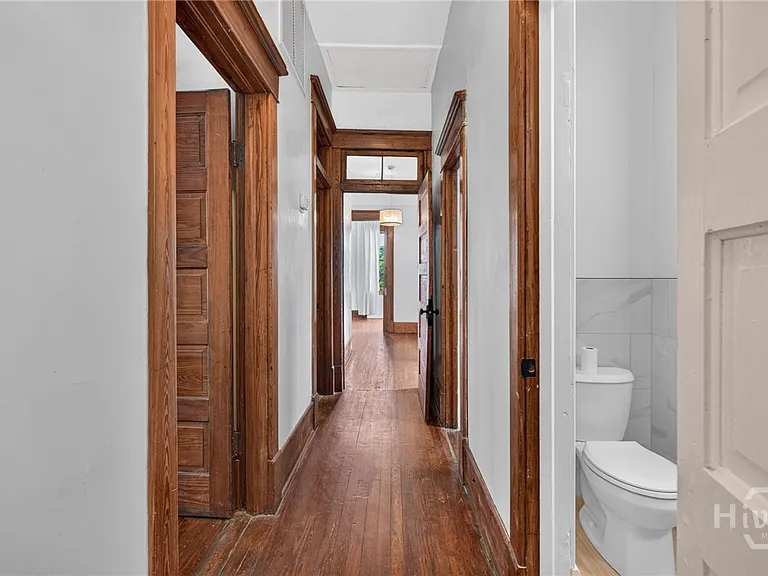 114 W Waldburg St — Photo 36