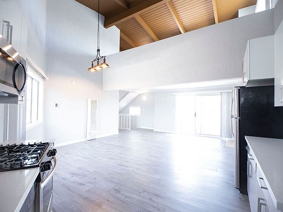 3rd image of 415 N Venice Blvd #1
