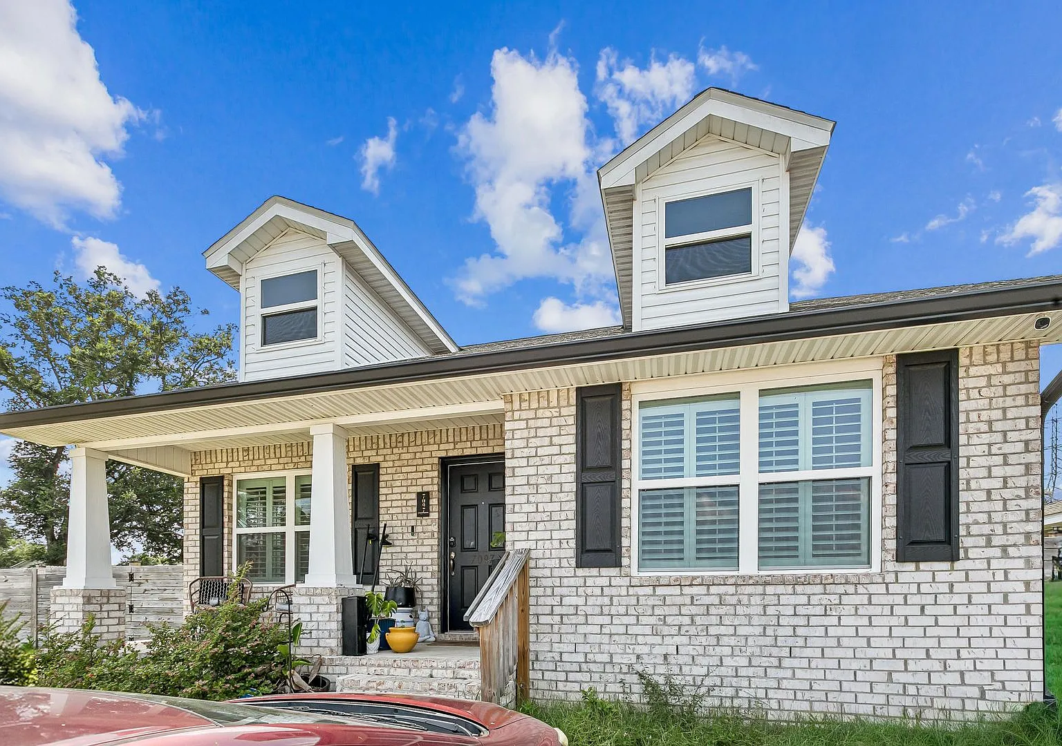 The Perfect Place to Call Home Spacious & Move-In Ready — Photo 2