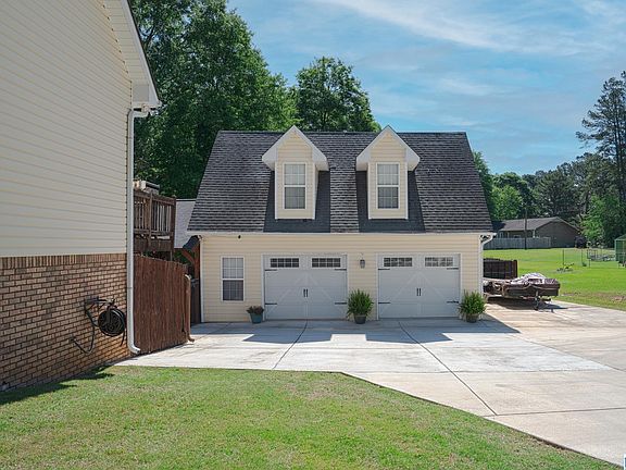 3rd image of 812 Pine Cir