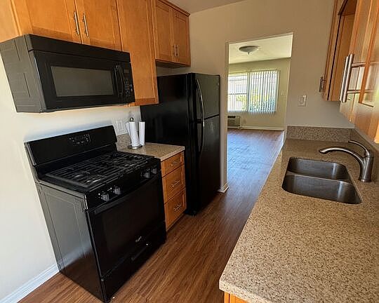 5th image of 12036 Magnolia Blvd