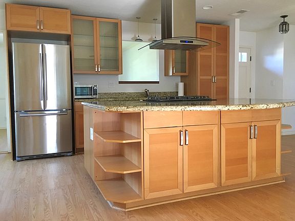 Kitchen with breakfast bar