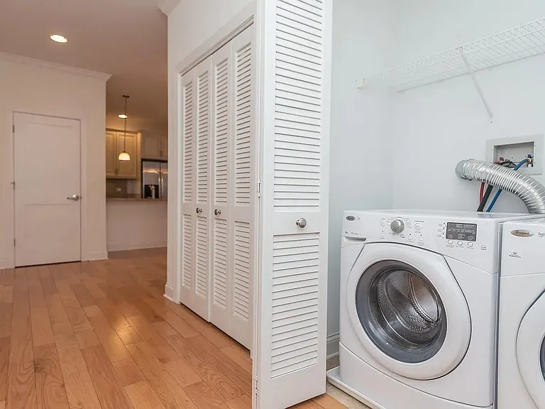 2352 W Byron St #403 — Photo 12