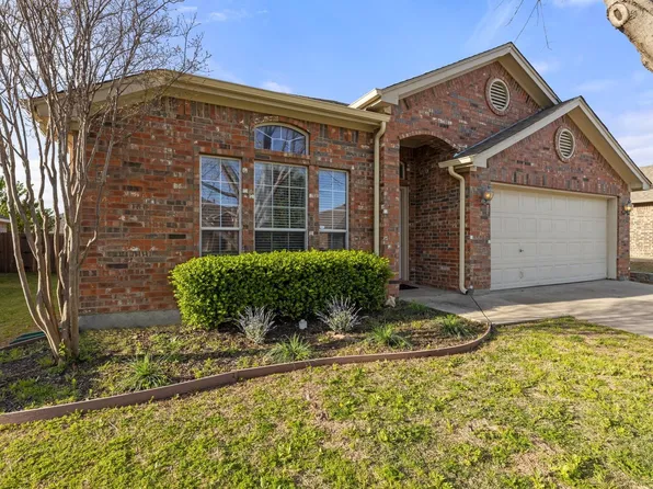 625 Creek Point Dr, Saginaw, TX 76179