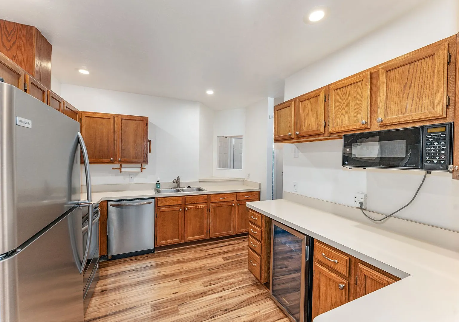 Beautiful 2BR/2.5BA Townhome in Lenox Place Move-In Ready! — Photo 4