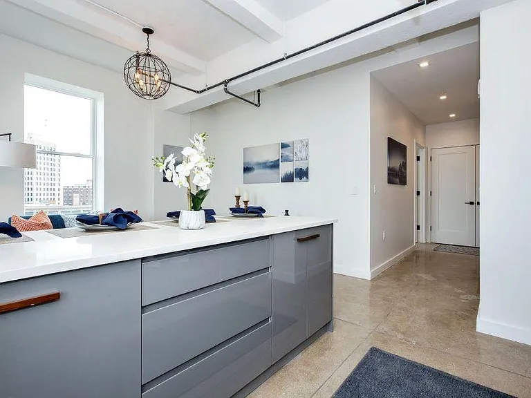 880 Bergen Ave — Photo 10