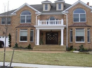 4 Crest Hollow Ct, Farmingdale, NY 11735