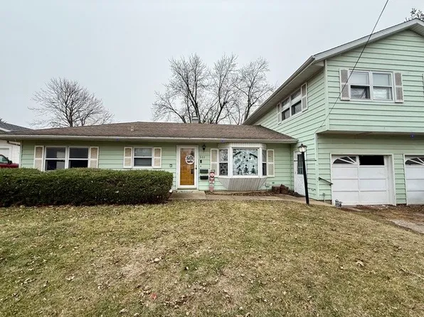 301 S Walnut St, Clinton, IL 61727