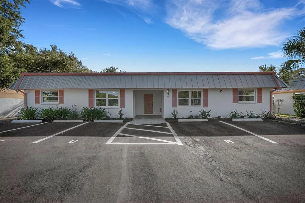3 bed, 2.0 bath, 1464 sqft, $3,200 — Photo 1