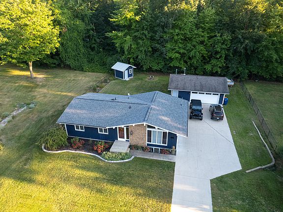 3rd image of 20 Circle Dr