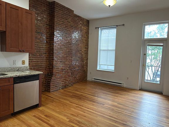 2nd image of 7 Pembroke St APT 7
