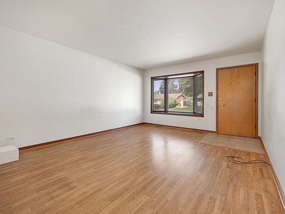 2nd image of 1086 Hickory Ln