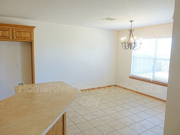 4th image of 719 E Elder Ln