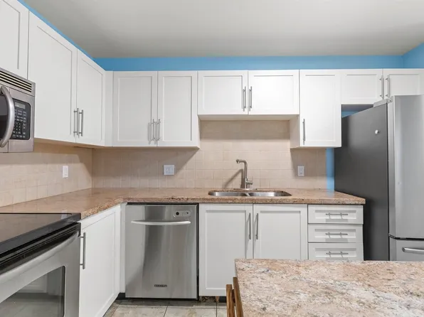1519 Grant Ave #Penthouse 4, Pt Coquitlam, BC V3B 7S8
