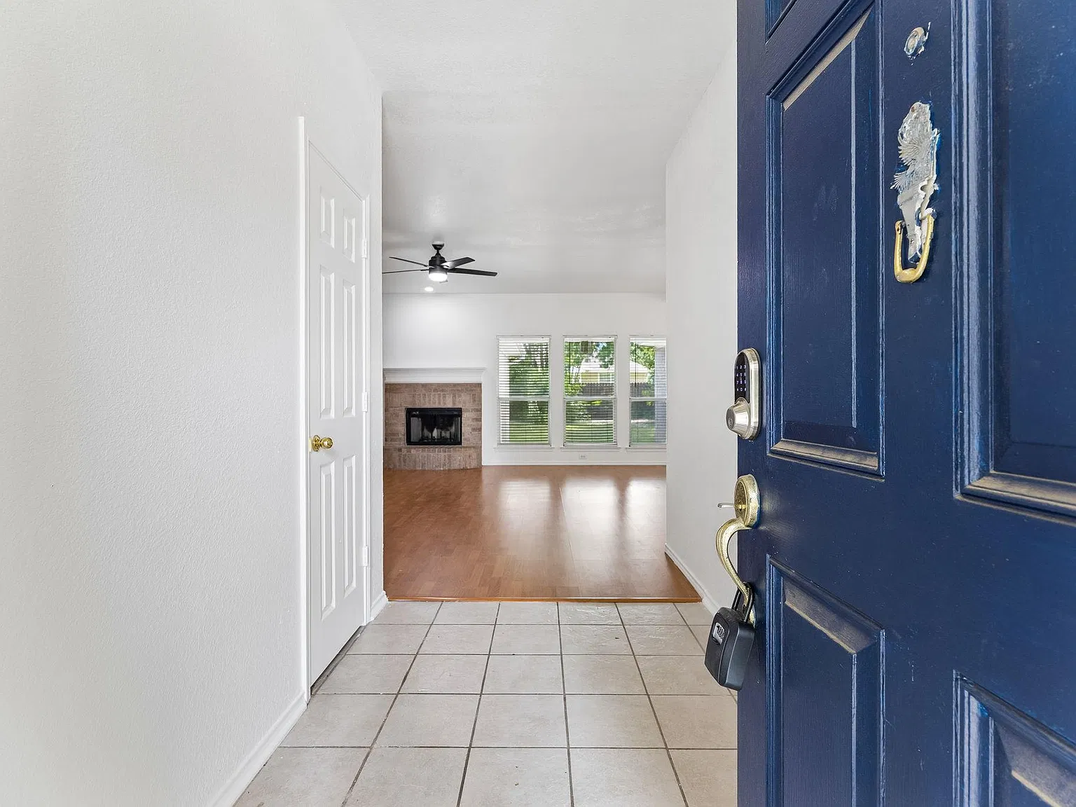 4 bed, 2.0 bath, 1994 sqft, $2,000 — Photo 3