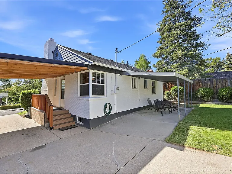 2215 S Broadmoor St — Photo 2