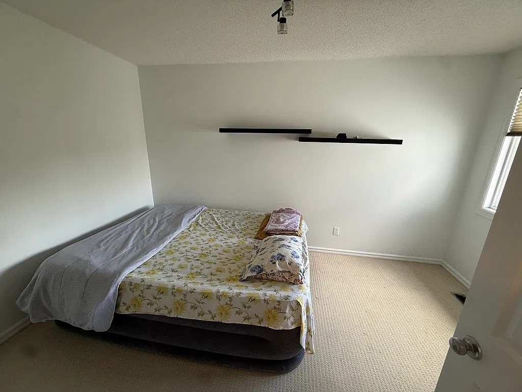 Spacious 3 Bedroom 2.5 Bath with Attached Garage in Riverbend — Photo 4