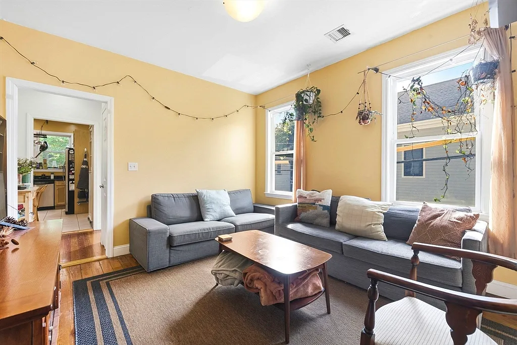 3 bed, 1.0 bath, 1003 sqft, $4,200 — Photo 2