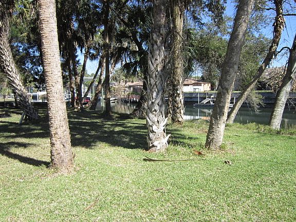 3rd image of 3879 N Seminole Pt