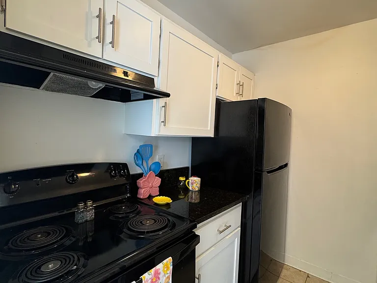 Executive House Apartments — Photo 11