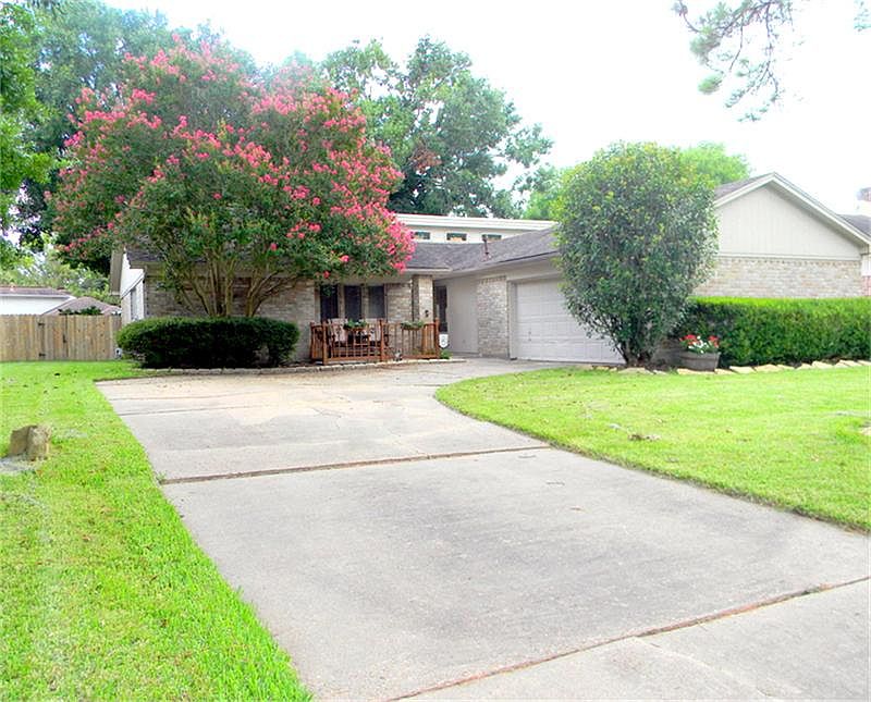 Welcome to your new tucked away, quiet, cul-du-sac home!
