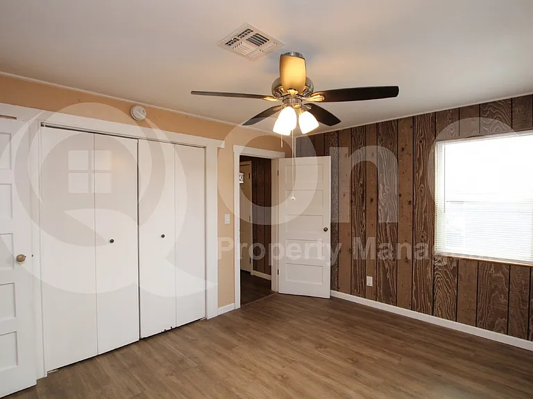 300 W 9th St — Photo 22
