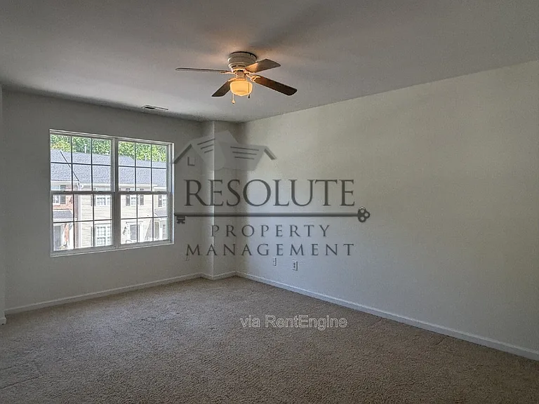 318 Anterbury Dr — Photo 9