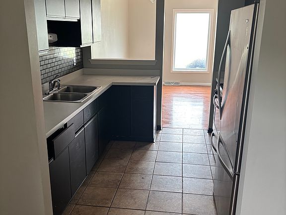 3rd image of 235 Pine St