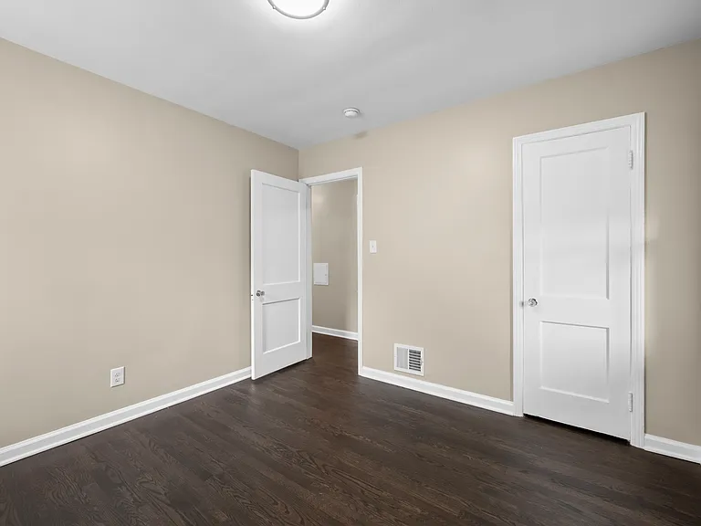 1222 E 5th St — Photo 5