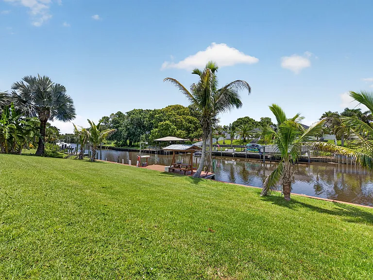 416 SE Naranja Ave — Photo 37