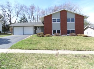 6402 Bradley Dr, Woodridge, IL 60517