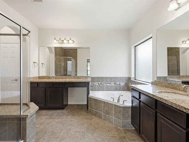 5035 Crystal Bluff Ct — Photo 9