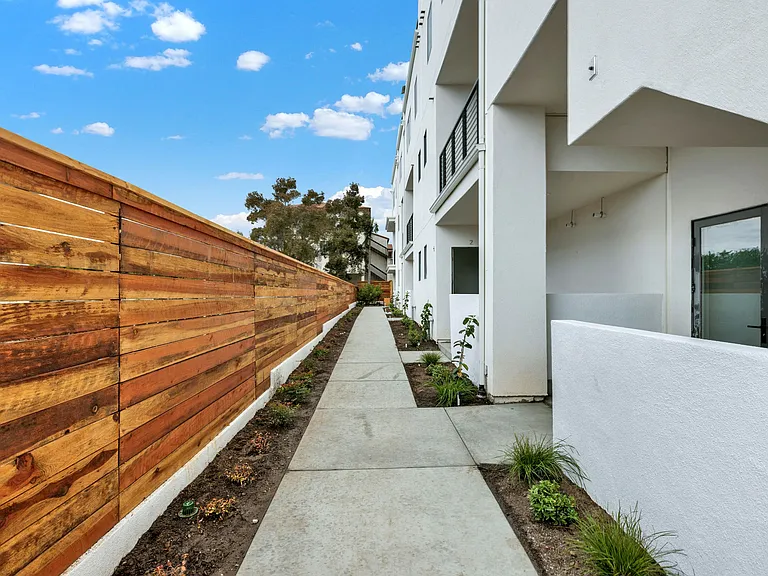 University Row Homes — Photo 4
