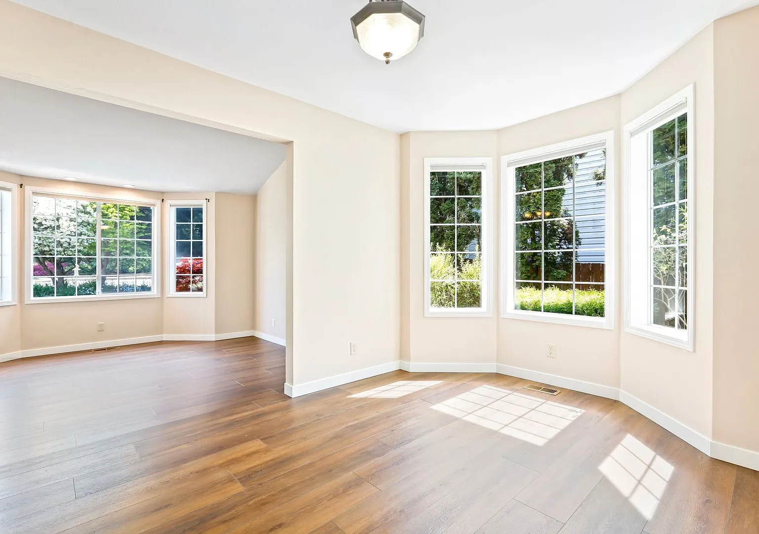 Beautiful Renovated Four Bedroom House for Rent in Renton Washington — Photo 4