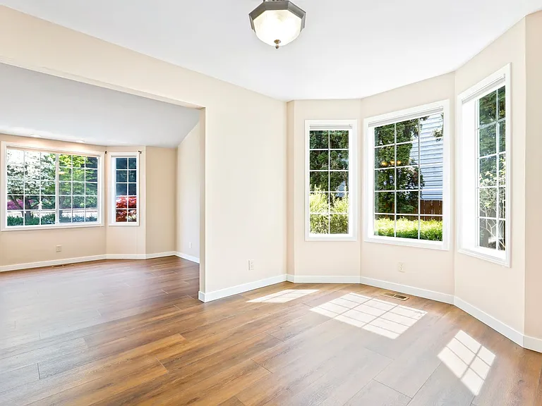 2535 Jones Ave NE — Photo 2