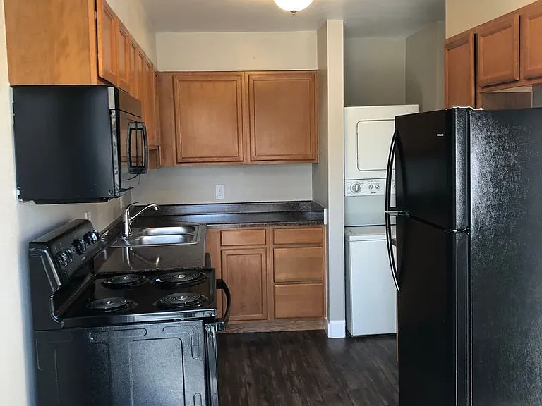 Top Unit Available! 2 Bed 1 Bath Condo — Photo 10