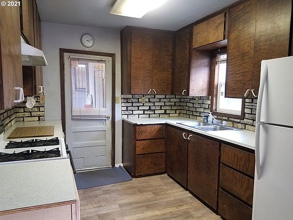 5th image of 947 NE Walnut St