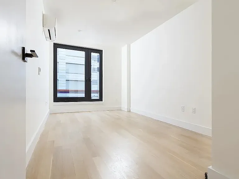 260 Gold St #812 — Photo 9