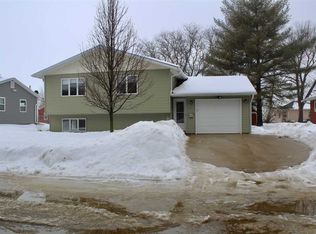 818 Ridgeview Rd, Monticello, IA 52310