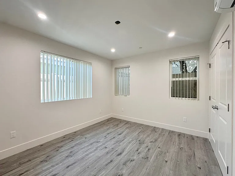 11512 Oxford Ave — Photo 69