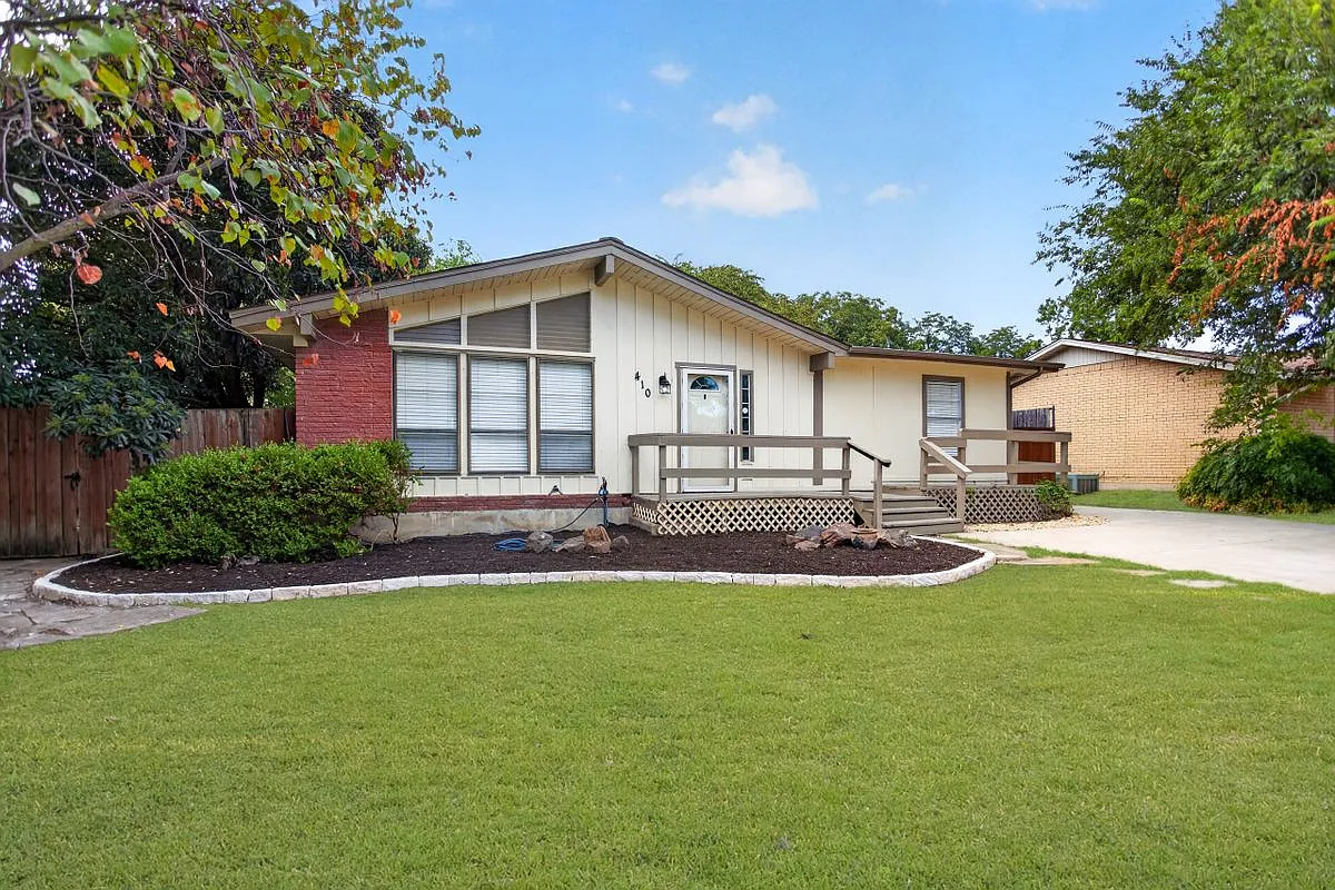 3 bed, 2.0 bath, 1459 sqft, $2,150 — Photo 1