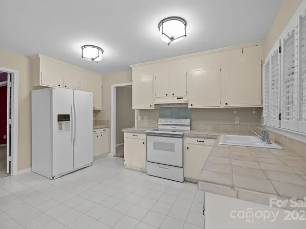 11819 Lansbury Ct, Charlotte, NC 28226