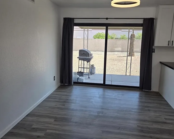 10521 W Loma Ln — Photo 7