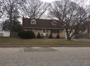 39 Center St, Ronkonkoma, NY 11779